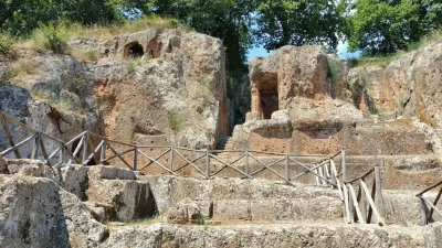 colonne-capitelli-fregio-frontoni-motivi-vegetali