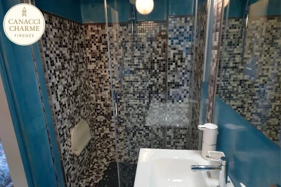 Doccia con mosaico e pareti in resina blu