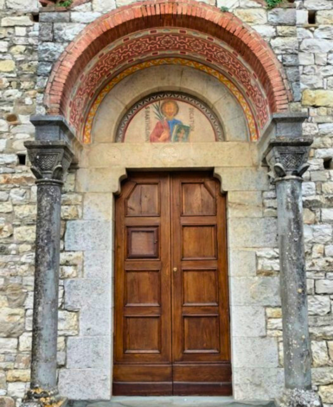 Un tempo nei luoghi non facilmente raggiungibili si potevano trovare Affreschi, anzi delle vere Opere d'arte create da Simone Martini e da Bicci di Lorenzo