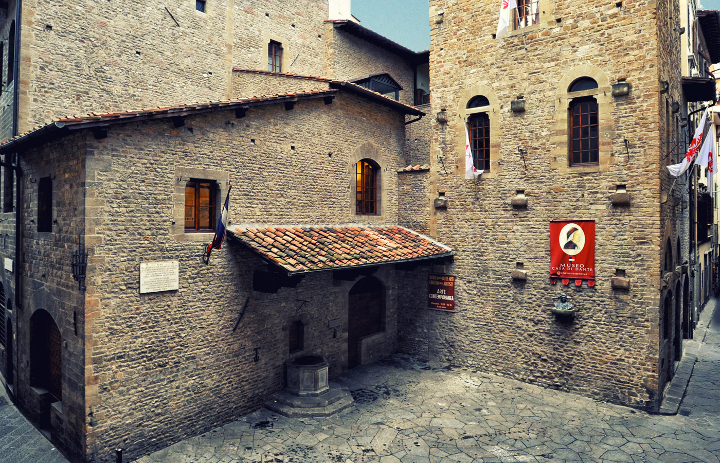 Dante Alighieri e Casa di Dante a Firenze nel Rione Dantesco. Qui vissero leFamiglie Alighieri, Donati, Portinari e Cerchi