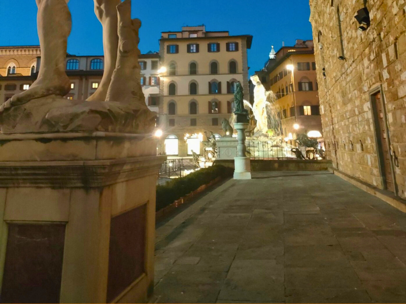 Tra le sculture presenti sull'Arengario vi sono il celebre 