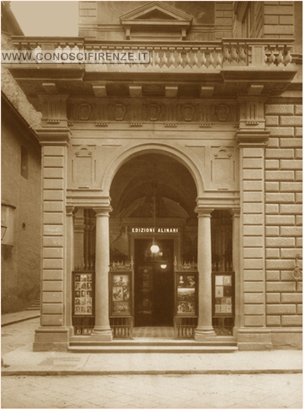 Il palazzo dopo demolizioni, con la loggia con la loggia con affaccio sulla chiesa