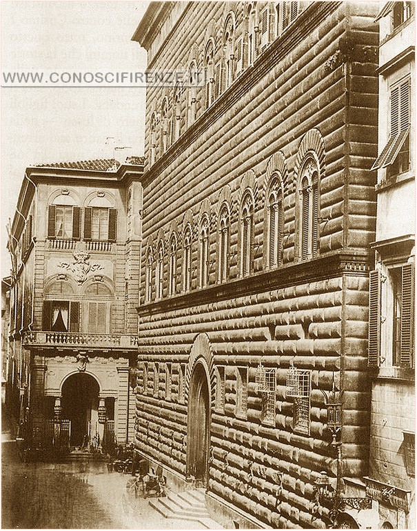 Il palazzo prima delle demolizioni, con la loggia ancora davanti a Palazzo Strozzi