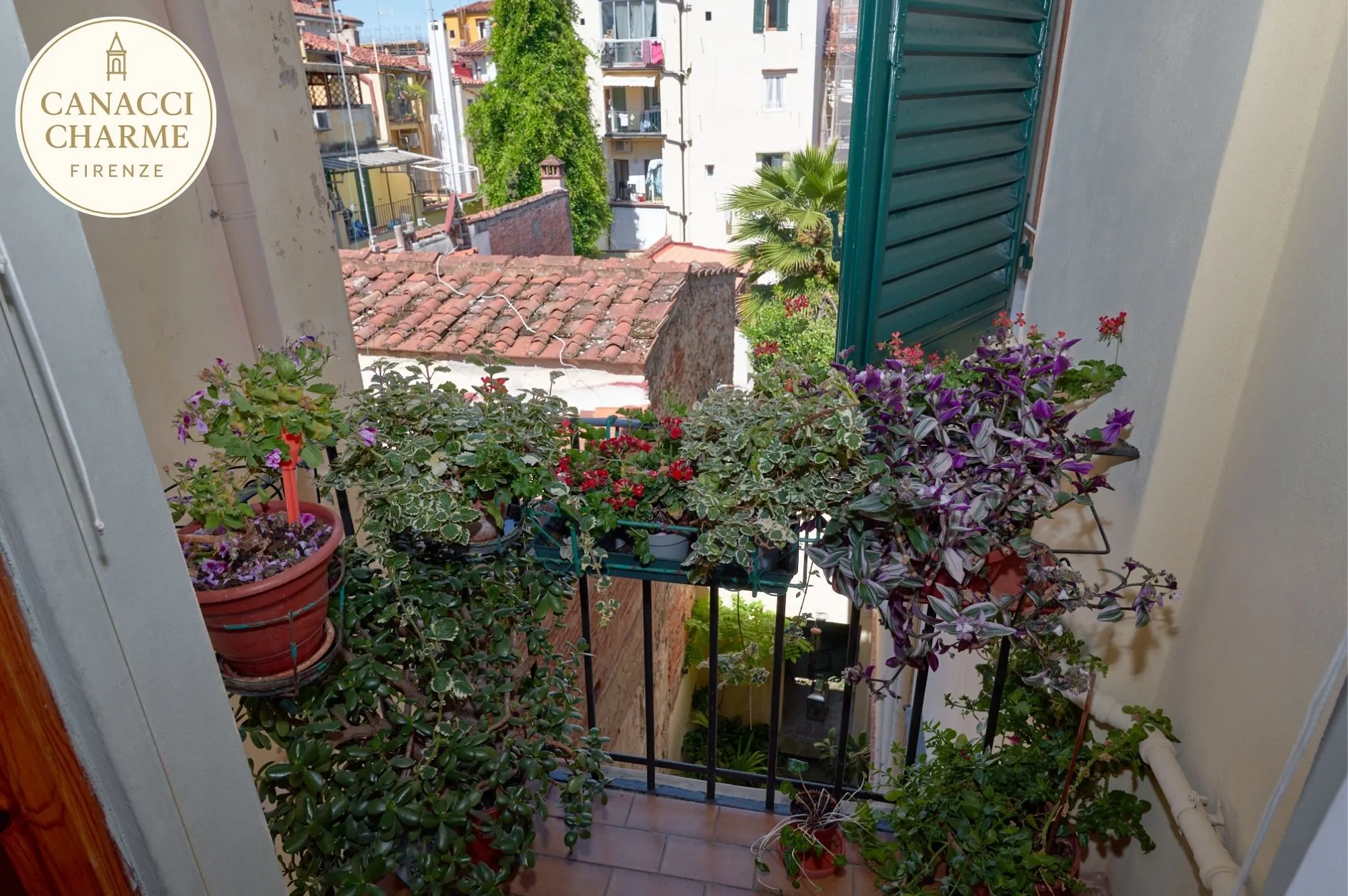 Balconcino con piante e vista cortile interno