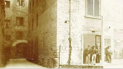 Il tabernacolo del XV secolo in Via dei Cavalieri