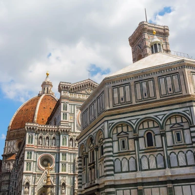 Famiglia che passeggia in una via del centro stori